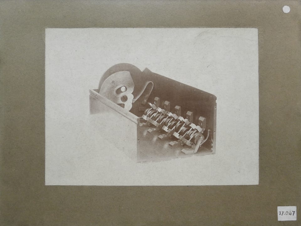 Mécanismes de Tchebyshev — Arithmomètre. Le deuxième modèle et l’appareil de multiplication — Photographie d’archives du deuxième modèle (CNAM)