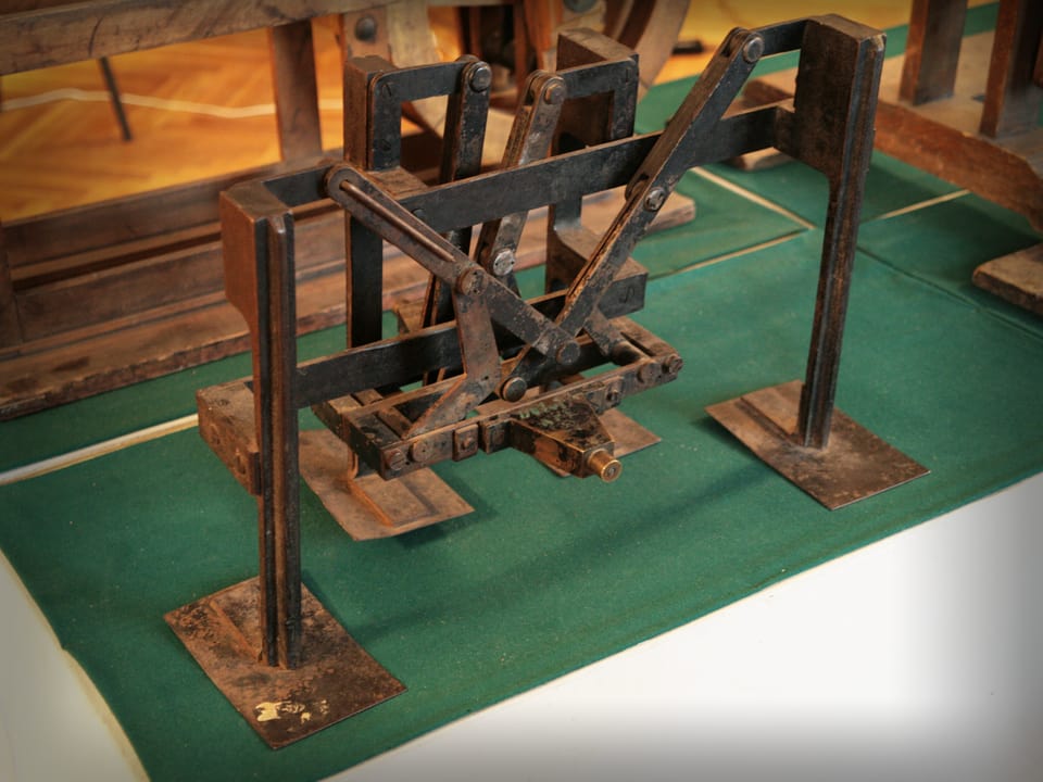 Mécanismes de Tchebyshev — Machine plantigrade (en métal) — Modèle de Tchebychev (Université de St.-Pétersbourg)