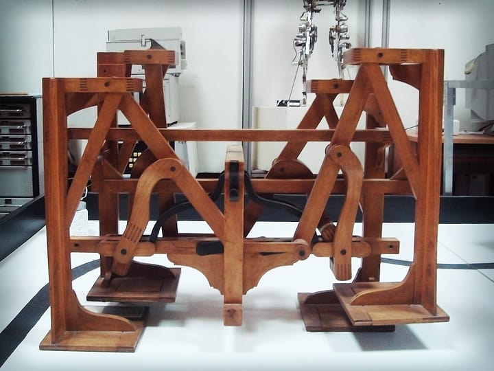 Mécanismes de Tchebyshev — Machine plantigrade — Modèle de Tchebychev (Musée polytechnique)