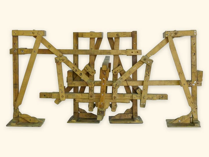Mécanismes de Tchebyshev — Machine plantigrade — Deuxième modèle d’essai de Tchebychev (Université de St.-Pétersbourg)