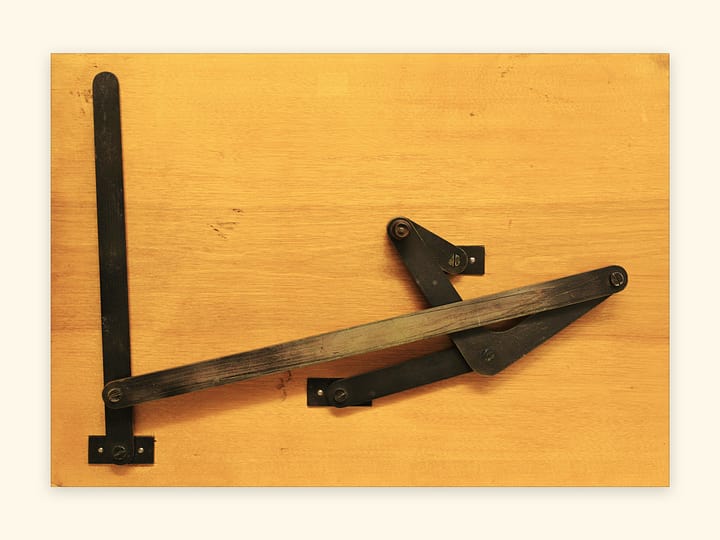 Mécanismes de Tchebyshev — Mécanisme avec deux arrêts — Modèle de Tchebychev (Musée polytechnique)